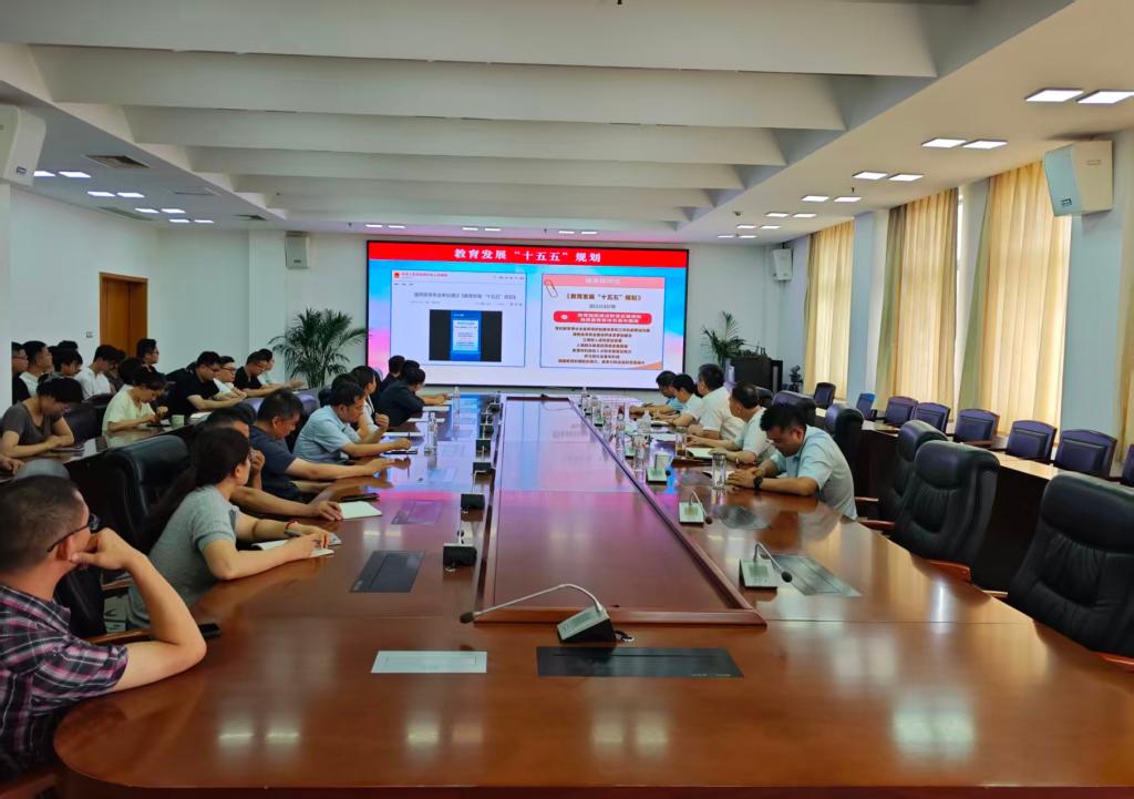 闫昕为机电工程学院讲授党课和思政课2.jpg