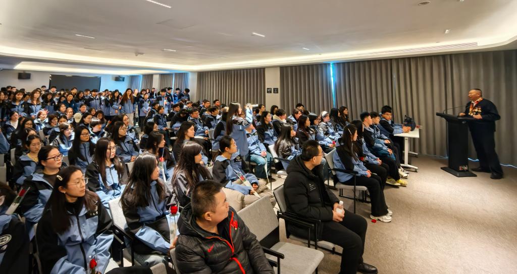 谷书记作报告2.jpg