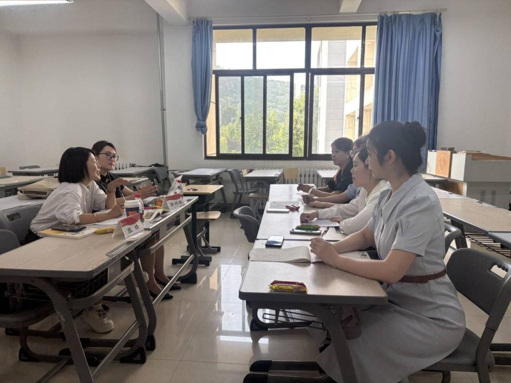 专家指导省级师范大赛1.png